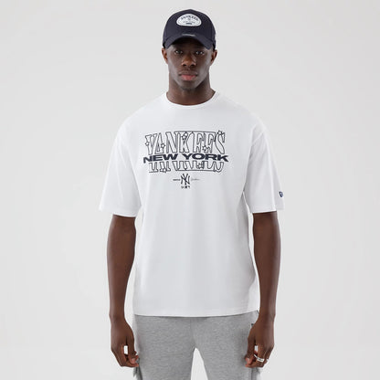 The model is wearing this MLB Graphic New York Yankees Oversized T-Shirt in white. 1