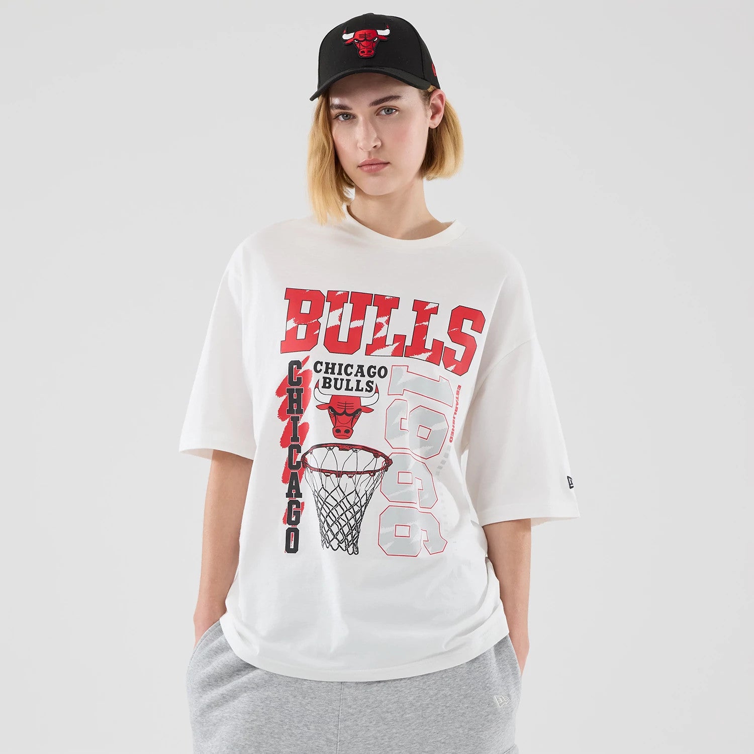 The model is wearing this NBA Script Graphic Chicago Bulls Oversized T-Shirt in white. 4