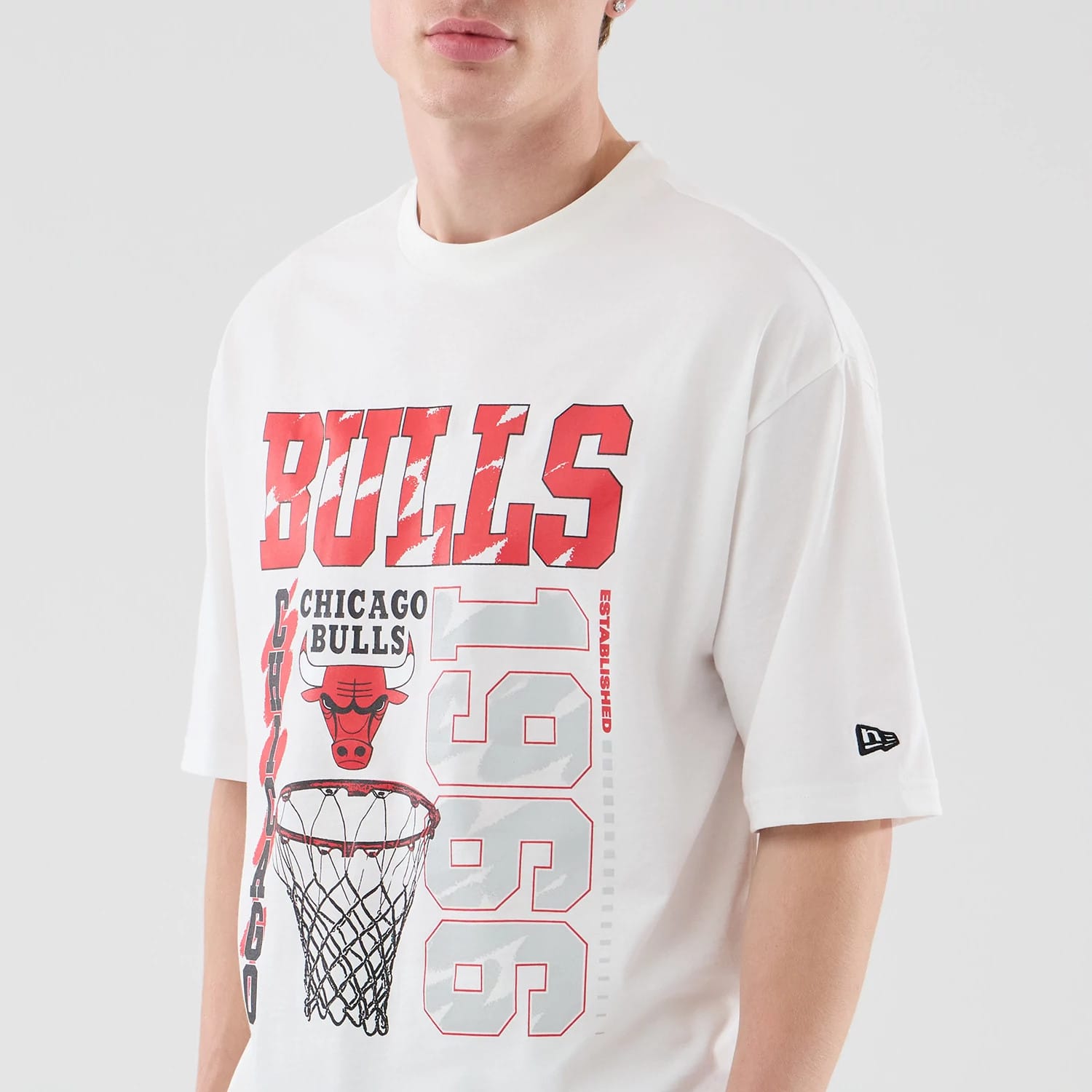 The model is wearing this NBA Basketball Graphic Chicago Bulls Oversized T-Shirt in white. 5