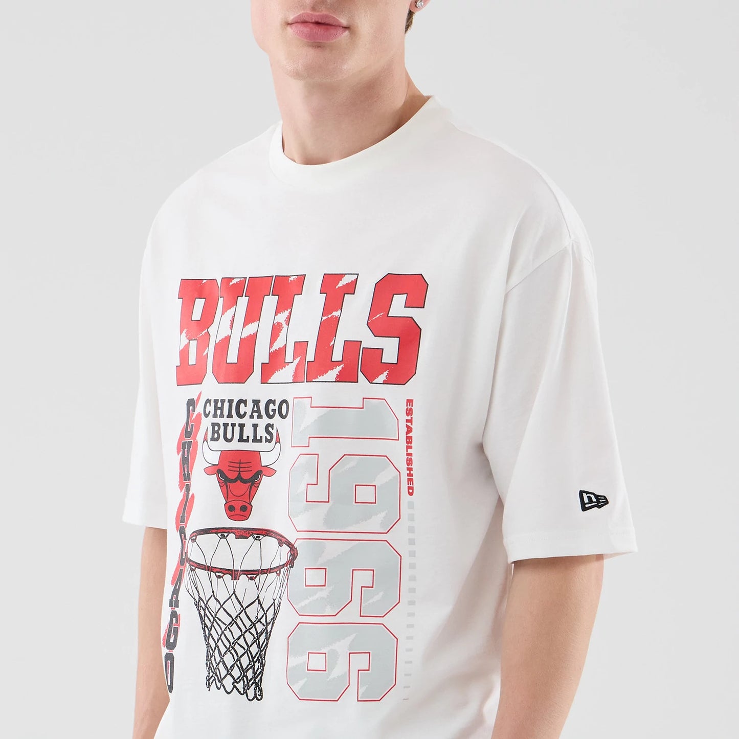 The model is wearing this NBA Script Graphic Chicago Bulls Oversized T-Shirt in white. 5