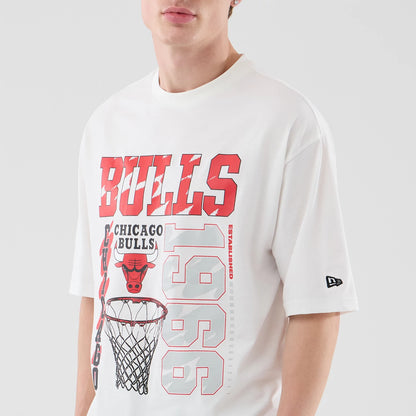 The model is wearing this NBA Script Graphic Chicago Bulls Oversized T-Shirt in white. 5