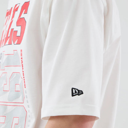 The model is wearing this NBA Script Graphic Chicago Bulls Oversized T-Shirt in white. 7