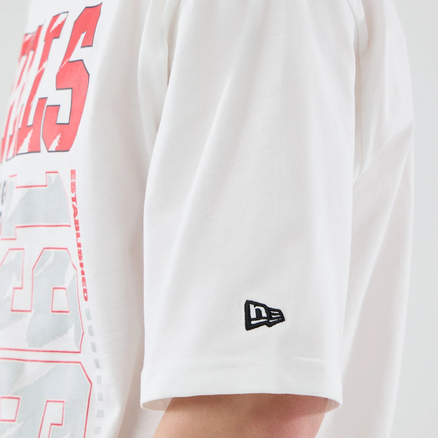 The model is wearing this NBA Script Graphic Chicago Bulls Oversized T-Shirt in white. 7