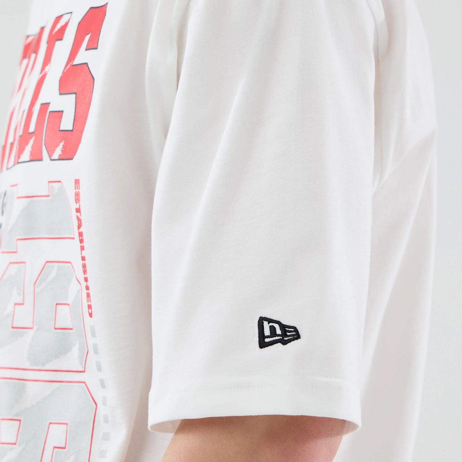 The model is wearing this NBA Script Graphic Chicago Bulls Oversized T-Shirt in white. 7