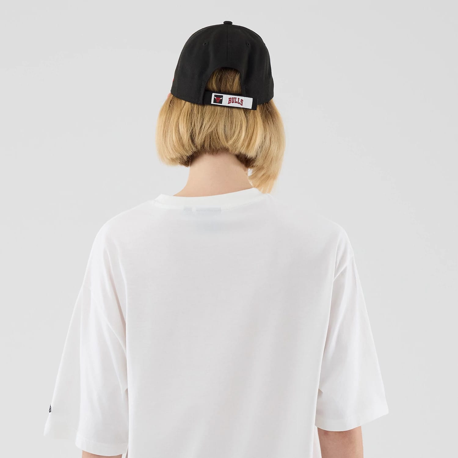 The model is wearing this NBA Basketball Graphic Chicago Bulls Oversized T-Shirt in white. 8