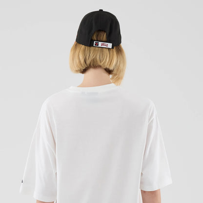 The model is wearing this NBA Script Graphic Chicago Bulls Oversized T-Shirt in white. 8