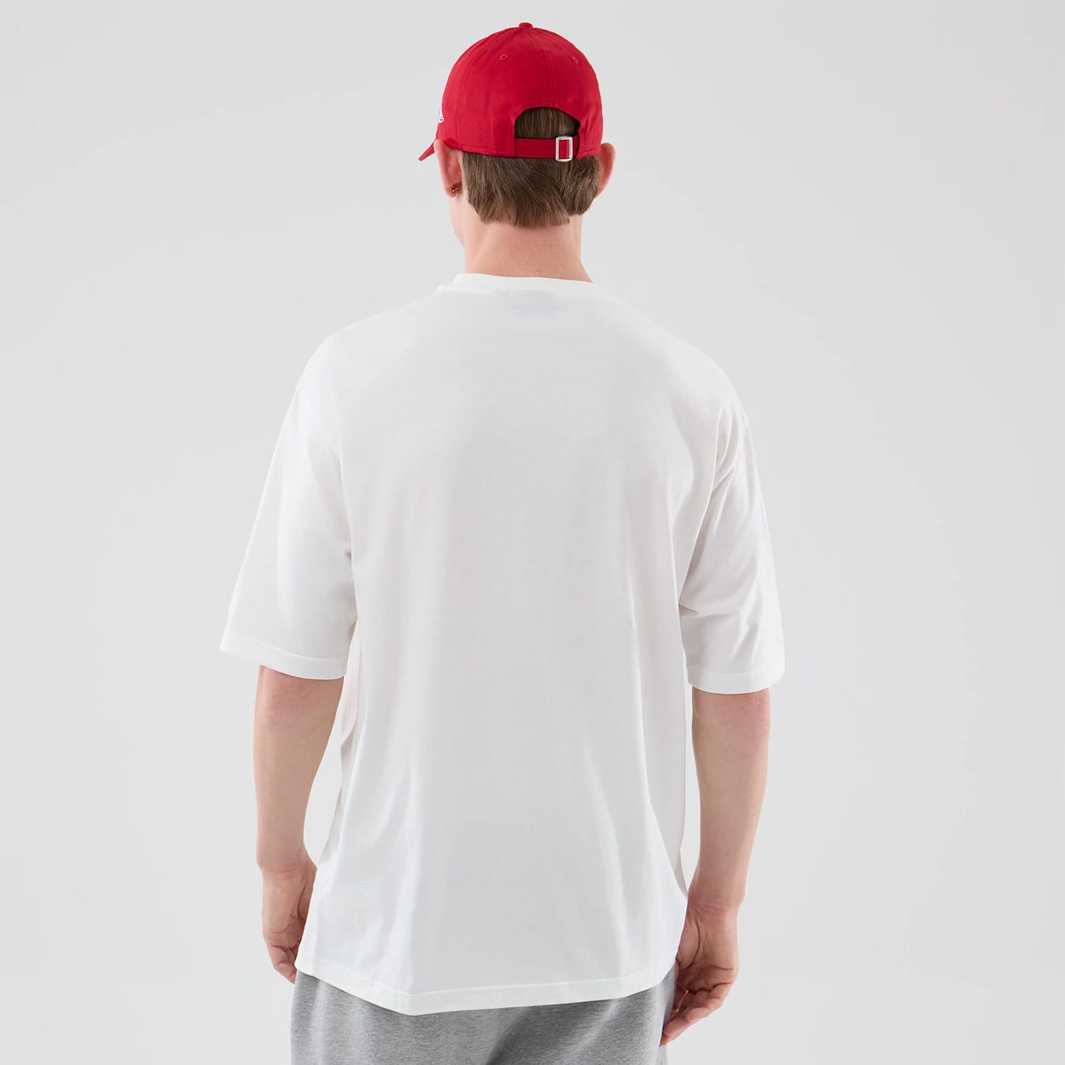 The model is wearing this NBA Basketball Graphic Chicago Bulls Oversized T-Shirt in white. 2