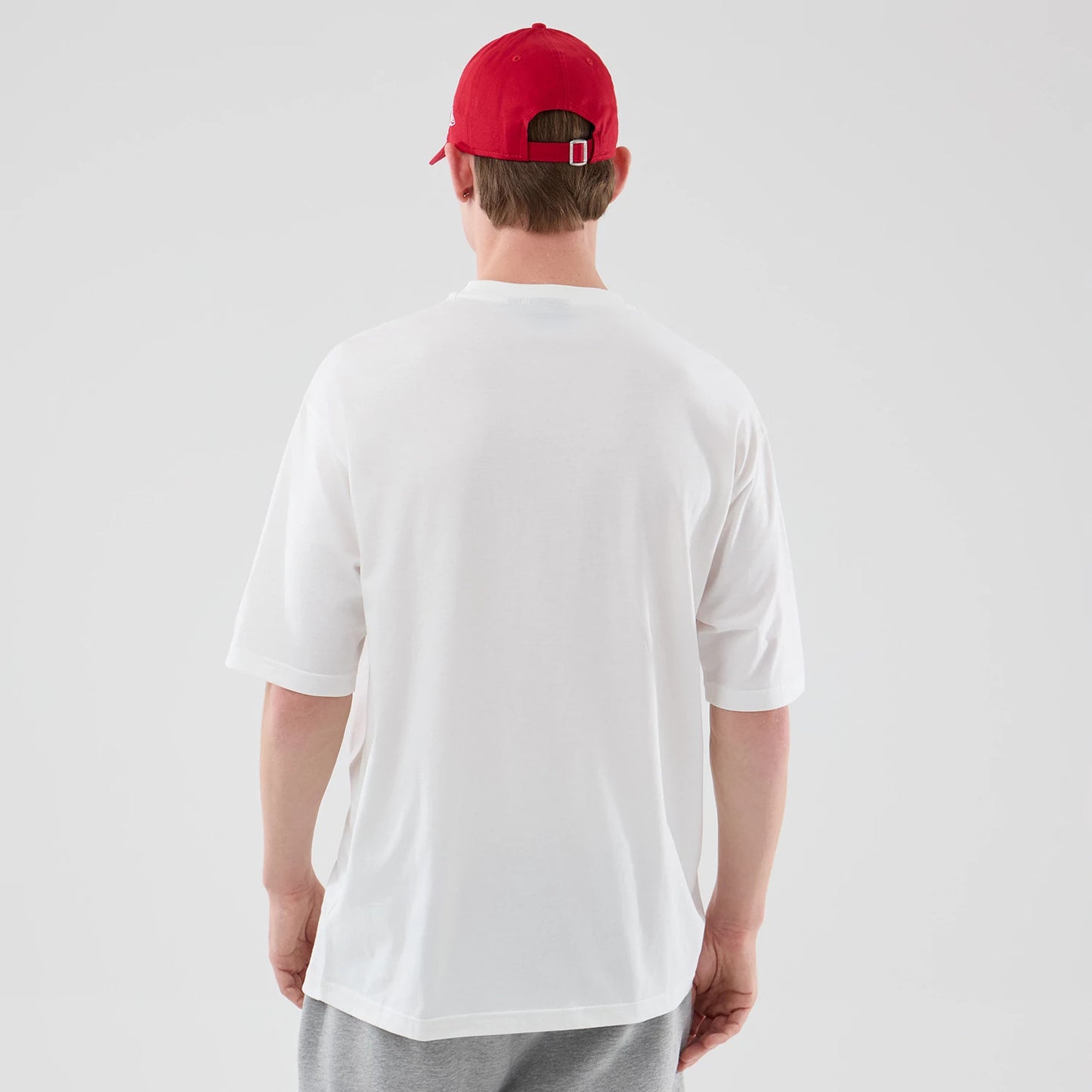 The model is wearing this NBA Script Graphic Chicago Bulls Oversized T-Shirt in white. 2