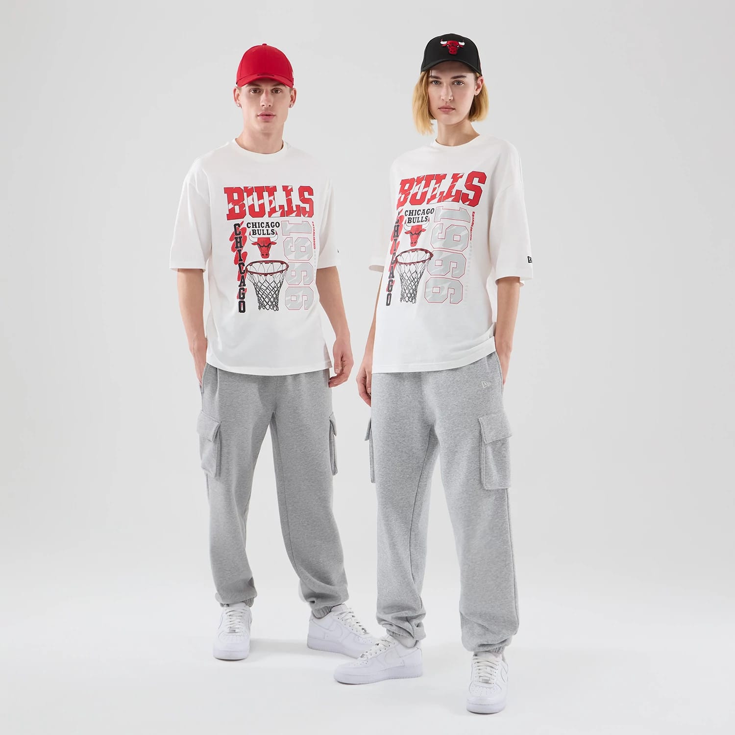 The model is wearing this NBA Basketball Graphic Chicago Bulls Oversized T-Shirt in white. 1