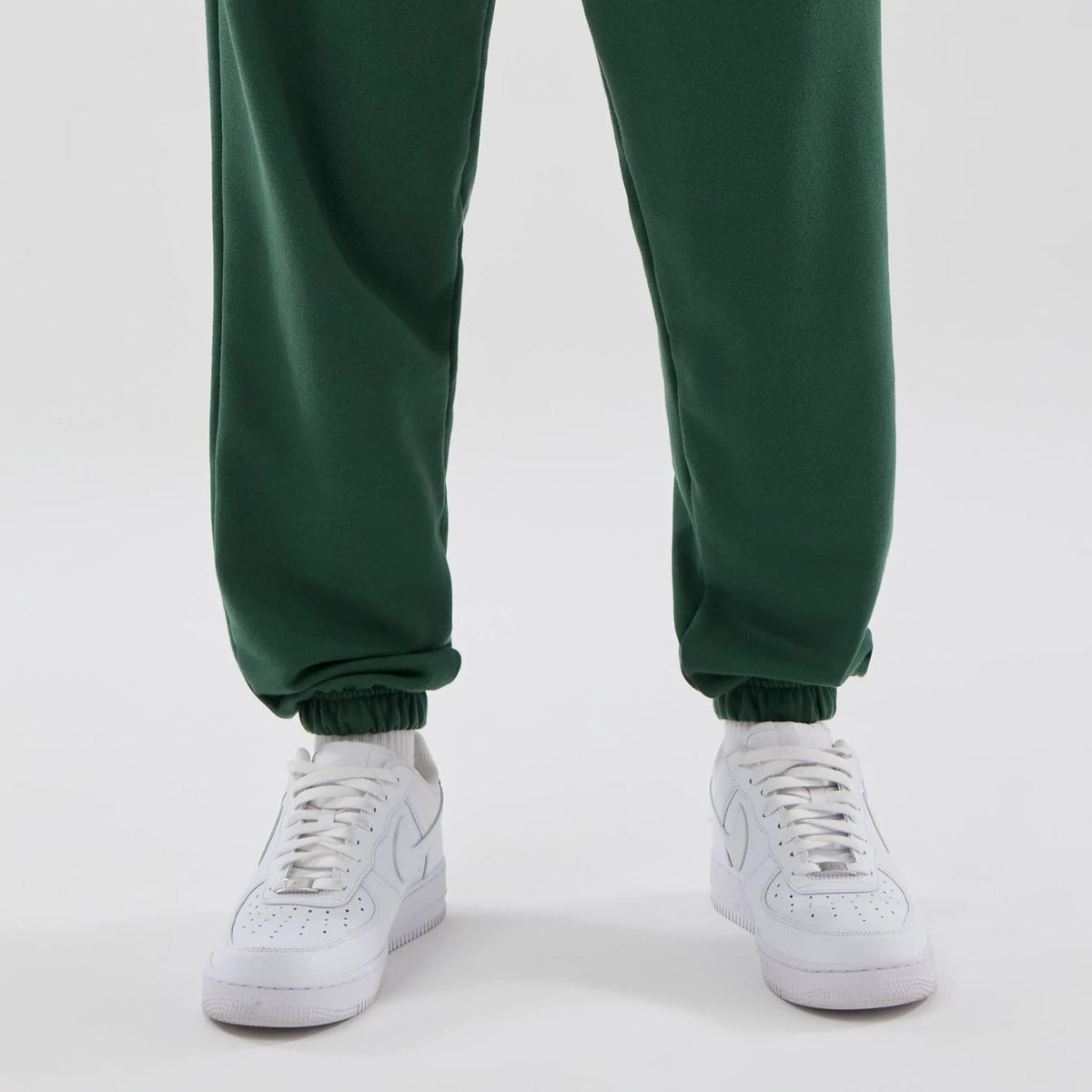 The model is wearing these MLB Midi League Essential New York Yankees Joggers in dark green. 6
