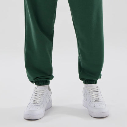 The model is wearing these MLB Midi League Essential New York Yankees Joggers in dark green. 6