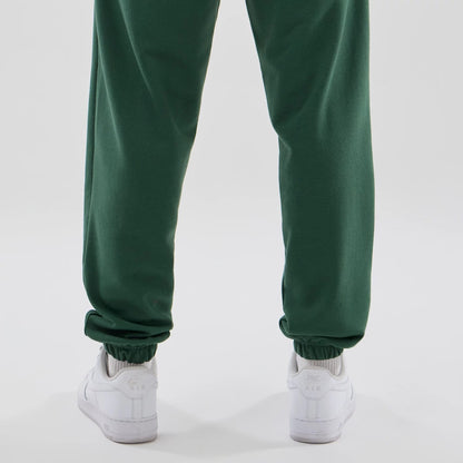 The model is wearing these MLB Midi League Essential New York Yankees Joggers in dark green. 7