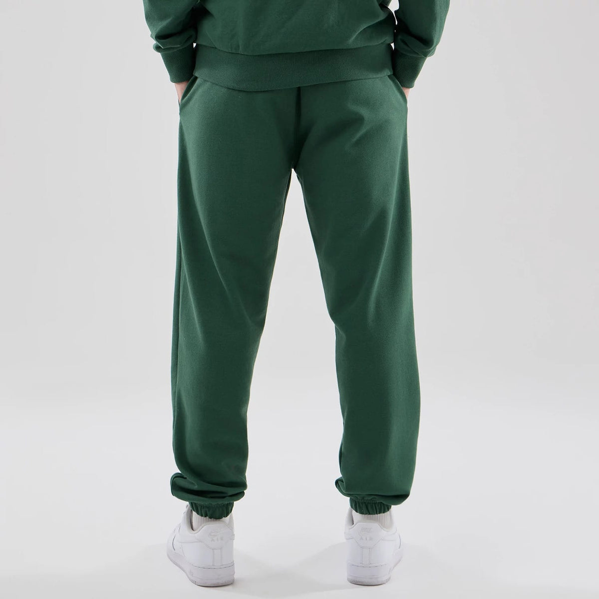The model is wearing these MLB Midi League Essential New York Yankees Joggers in dark green. 2