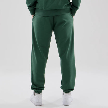 The model is wearing these MLB Midi League Essential New York Yankees Joggers in dark green. 2