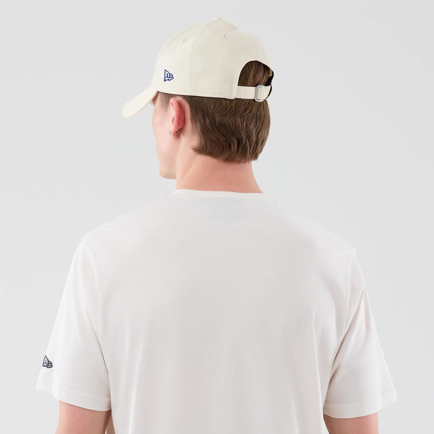 The model is wearing this MLB Graphic LA Dodgers T-Shirt in open white. 7