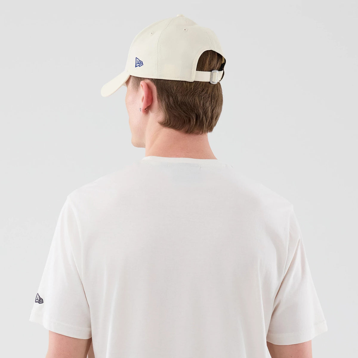 The model is wearing this MLB Graphic LA Dodgers T-Shirt in open white. 7