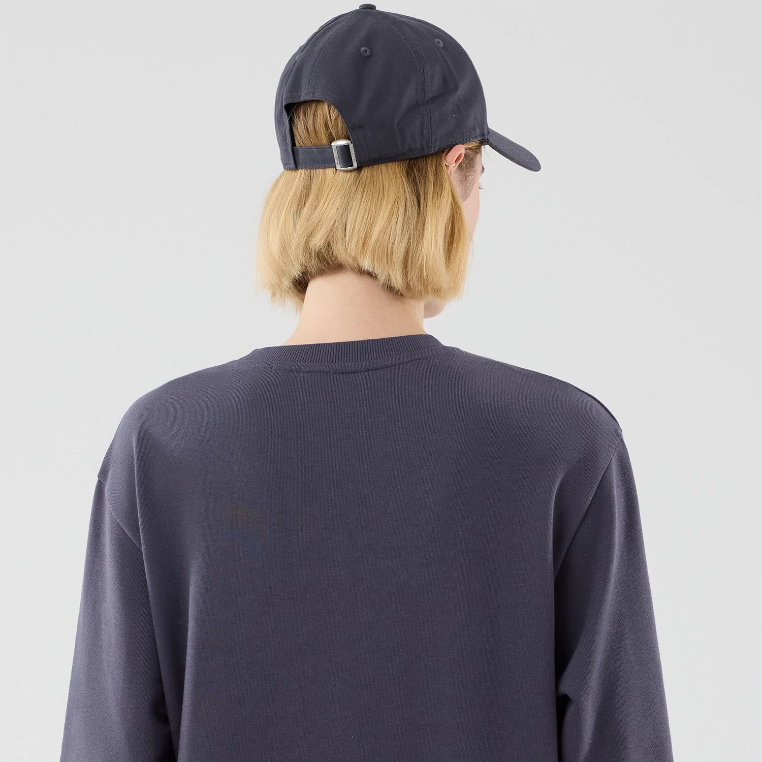 The model is wearing this MLB Graphic LA Dodgers Oversized Crew Neck Sweater in grey. 8