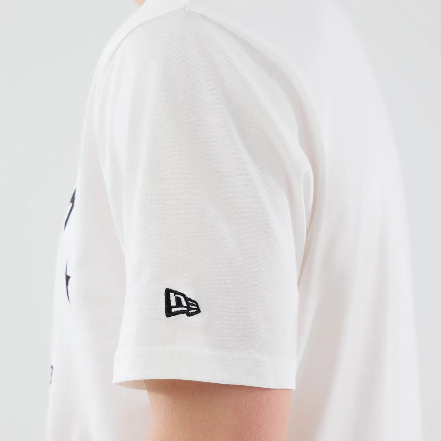 The model is wearing this MLB Graphic New York Yankees T-Shirt in white. 5