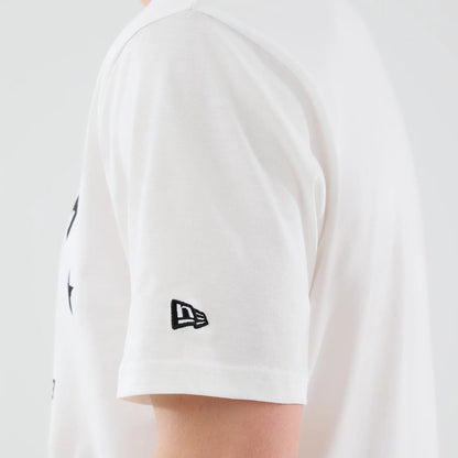 The model is wearing this MLB Graphic New York Yankees T-Shirt in white. 5