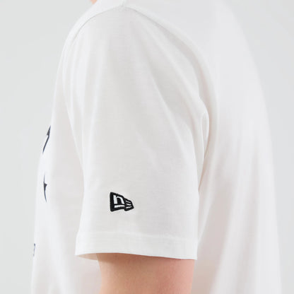 The model is wearing this MLB Graphic New York Yankees T-Shirt in white. 5