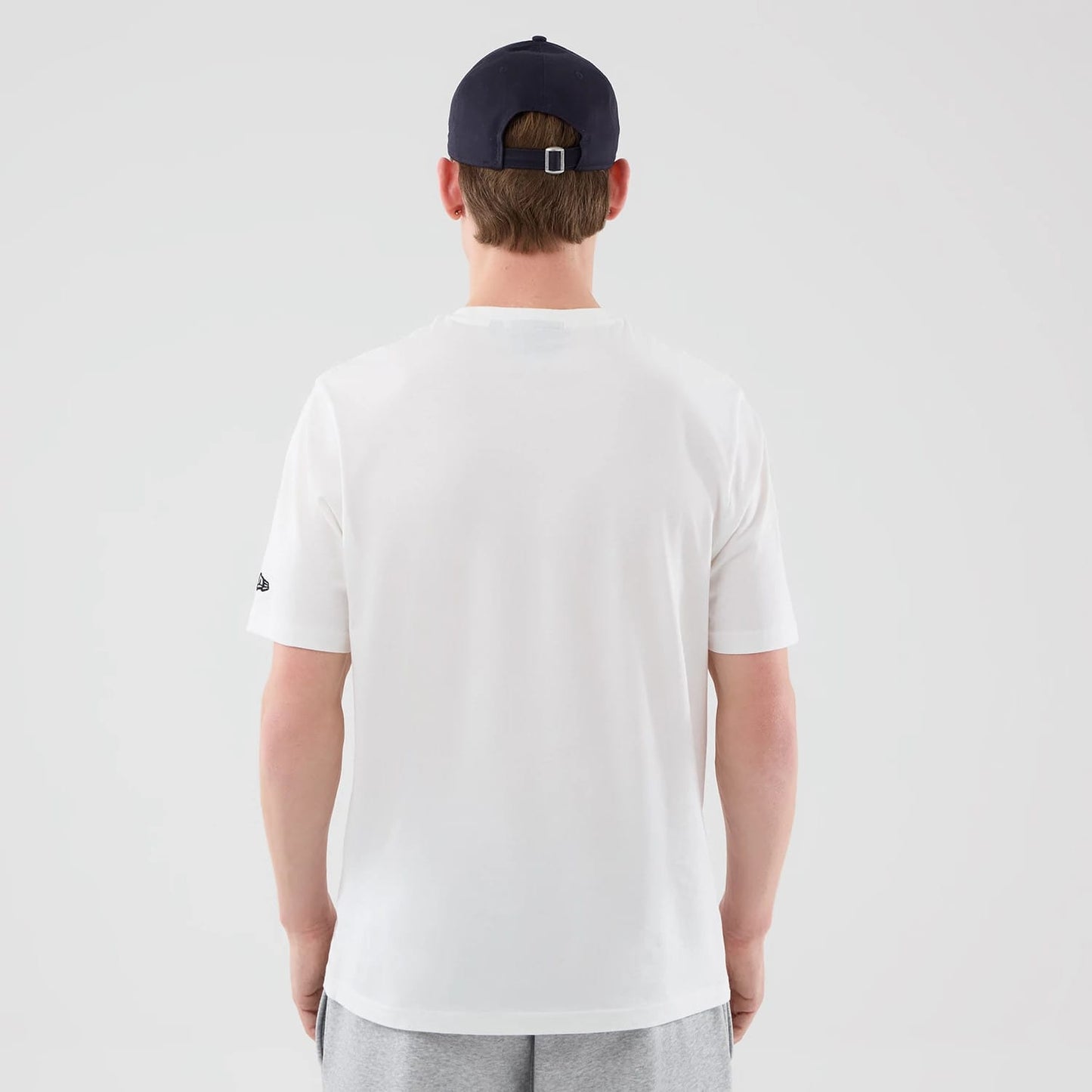 The model is wearing this MLB Graphic New York Yankees T-Shirt in white. 2