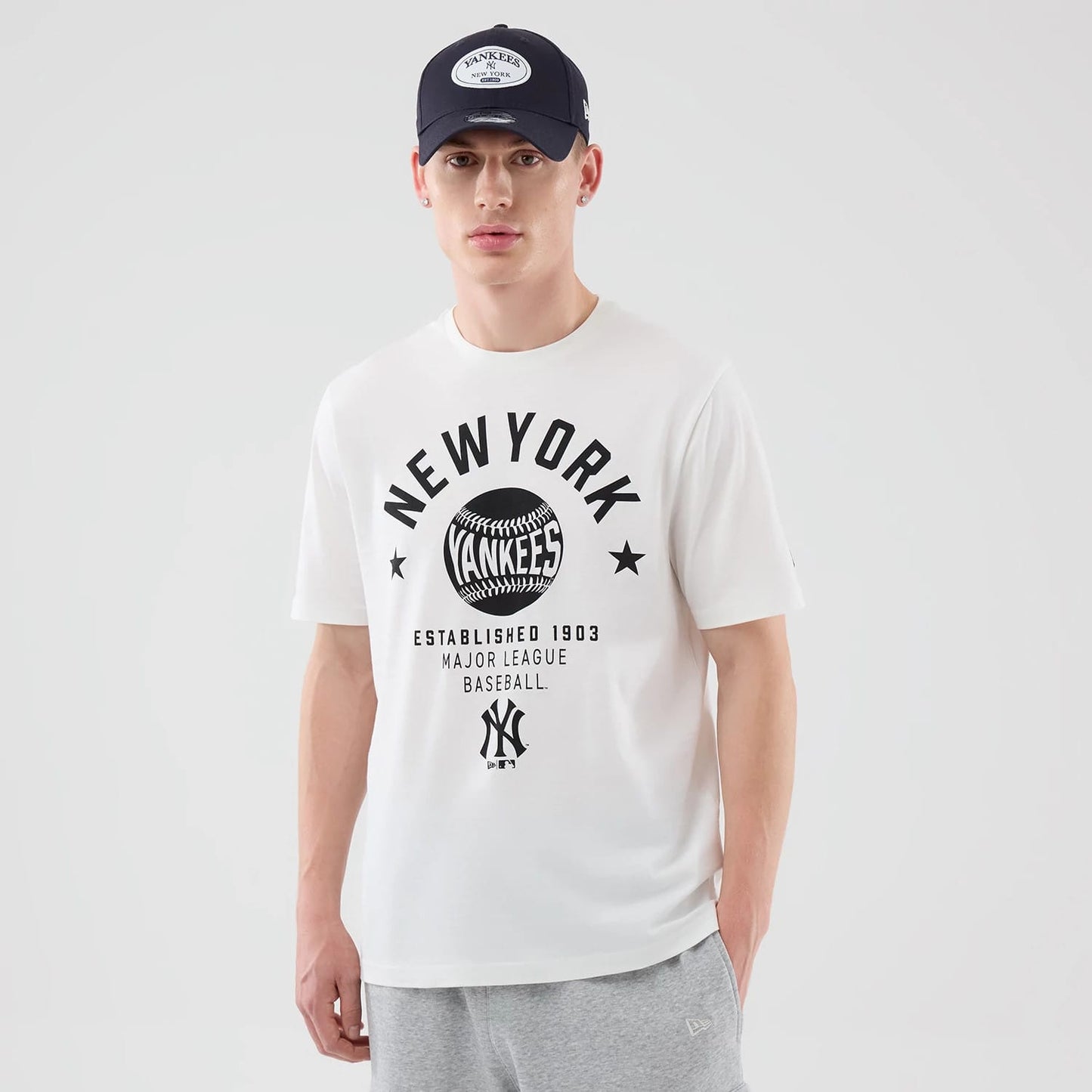 The model is wearing this MLB Graphic New York Yankees T-Shirt in white. 1