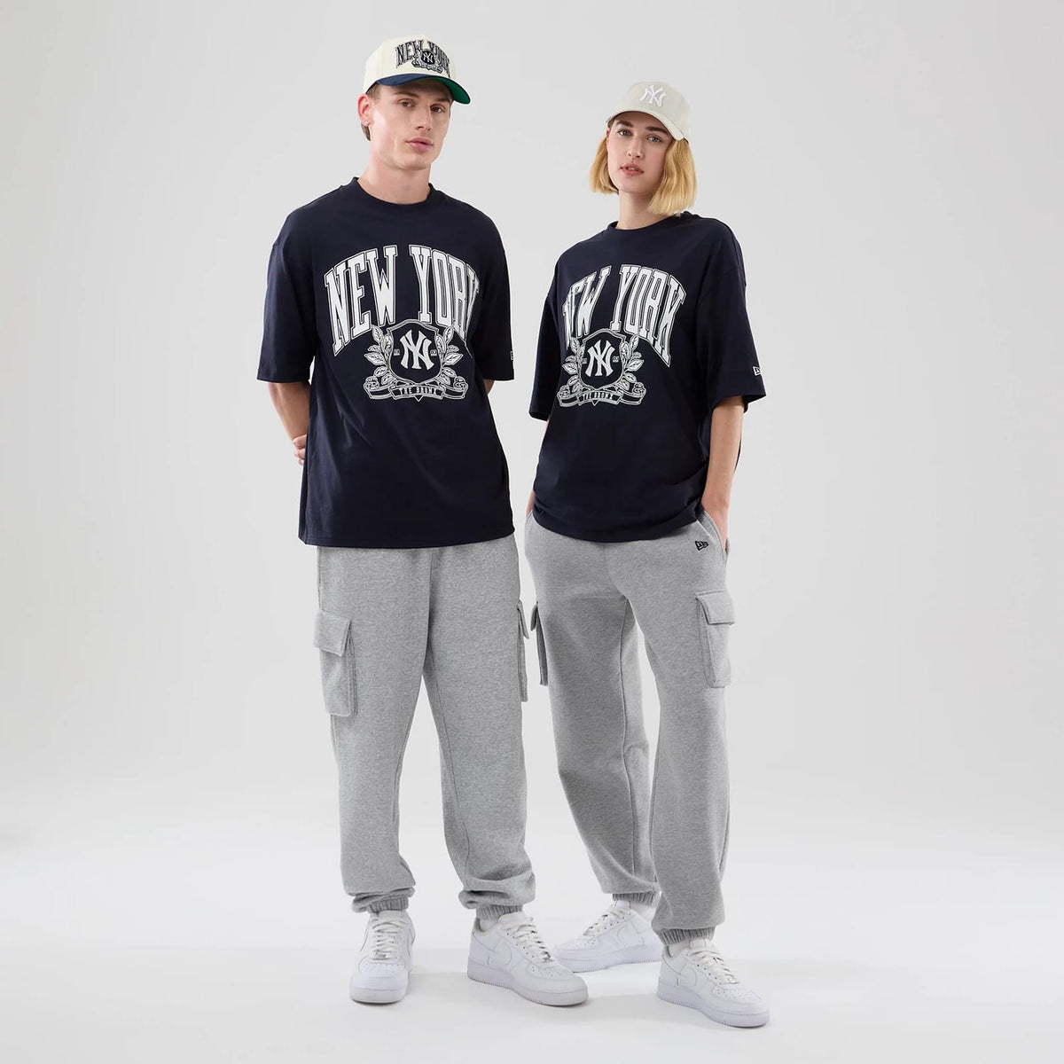 The model is wearing this MLB Arch Graphic New York Yankees Oversized T-Shirt in navy. 1