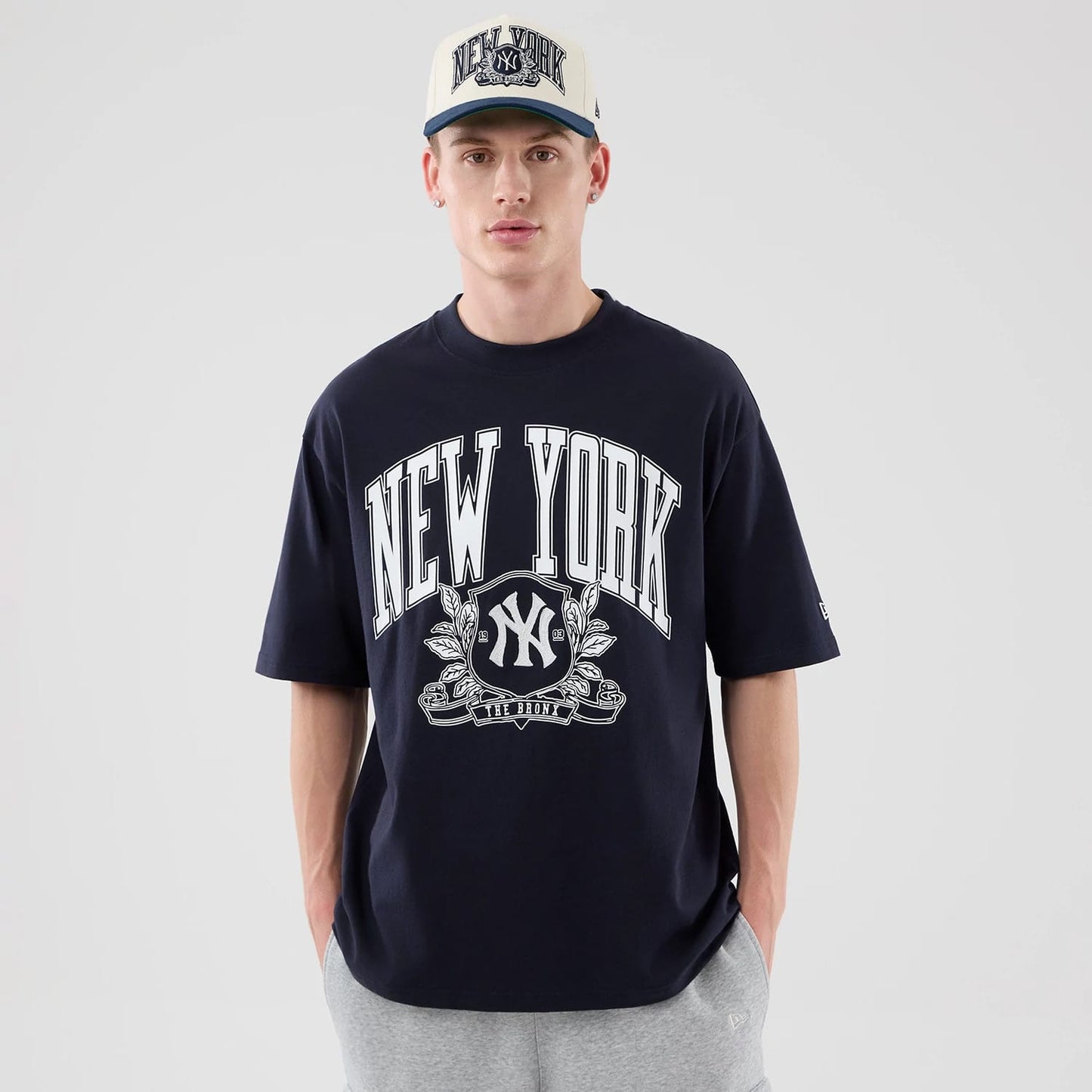 The model is wearing this MLB Arch Graphic New York Yankees Oversized T-Shirt in navy. 3