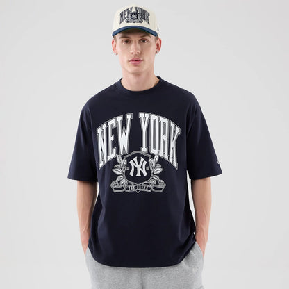 The model is wearing this MLB Arch Graphic New York Yankees Oversized T-Shirt in navy. 3