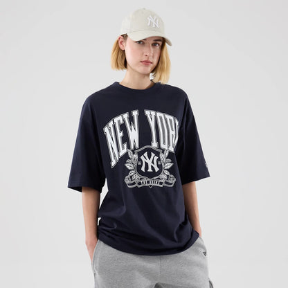 The model is wearing this MLB Arch Graphic New York Yankees Oversized T-Shirt in navy. 4