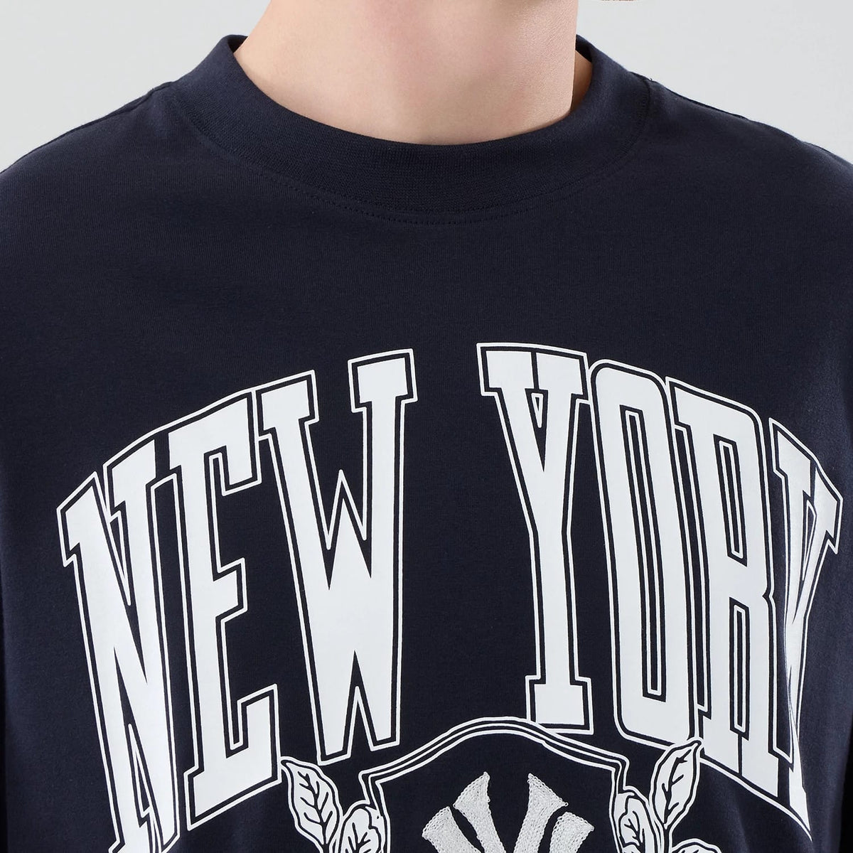 The model is wearing this MLB Arch Graphic New York Yankees Oversized T-Shirt in navy. 5