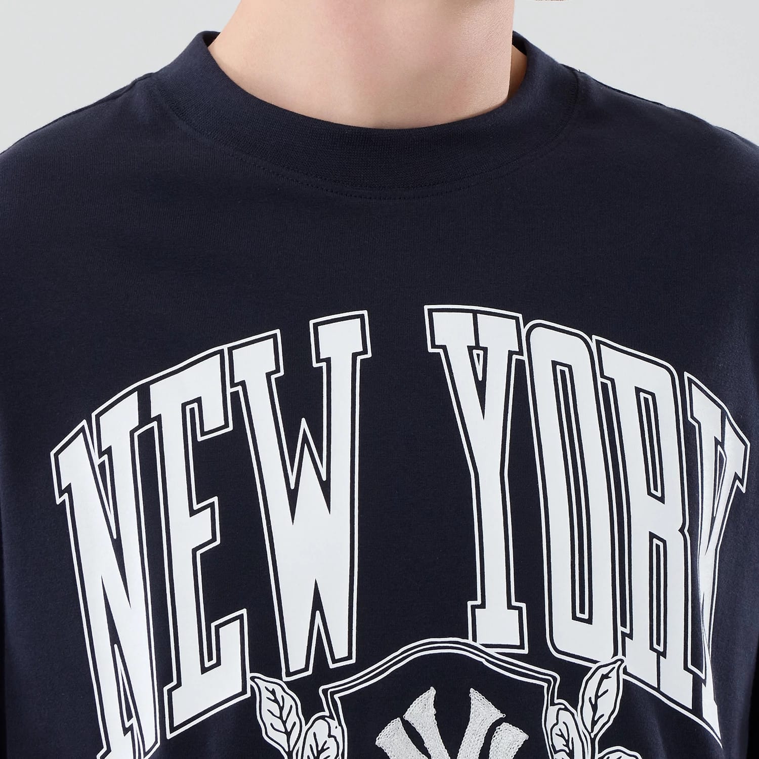 The model is wearing this MLB Arch Graphic New York Yankees Oversized T-Shirt in navy. 5