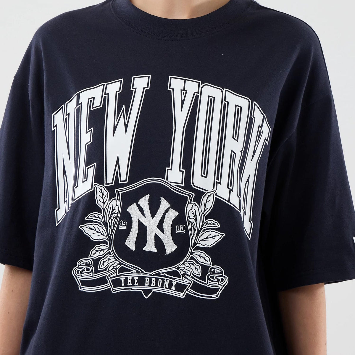 The model is wearing this MLB Arch Graphic New York Yankees Oversized T-Shirt in navy. 6