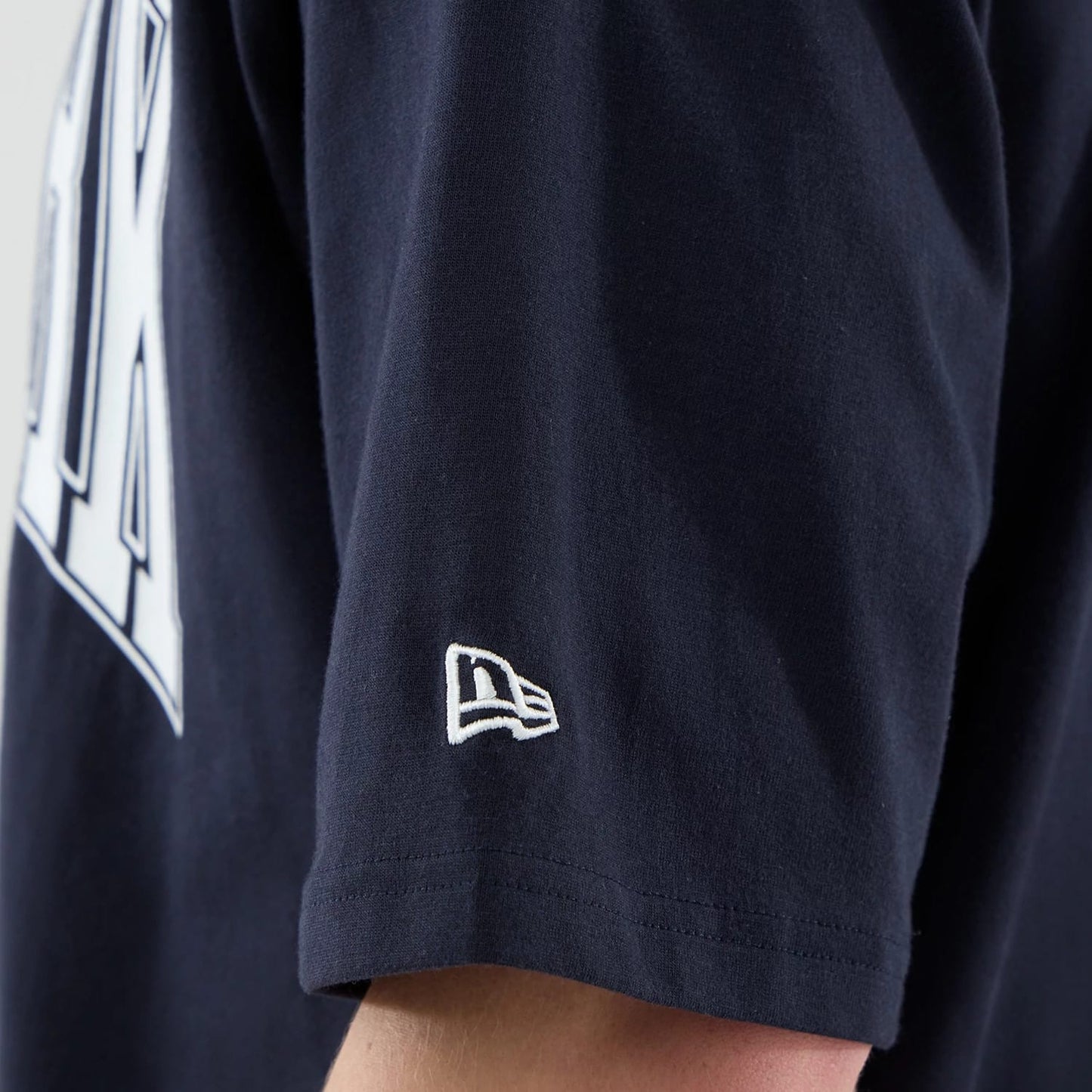 The model is wearing this MLB Arch Graphic New York Yankees Oversized T-Shirt in navy. 7