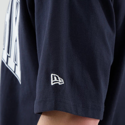 The model is wearing this MLB Arch Graphic New York Yankees Oversized T-Shirt in navy. 7