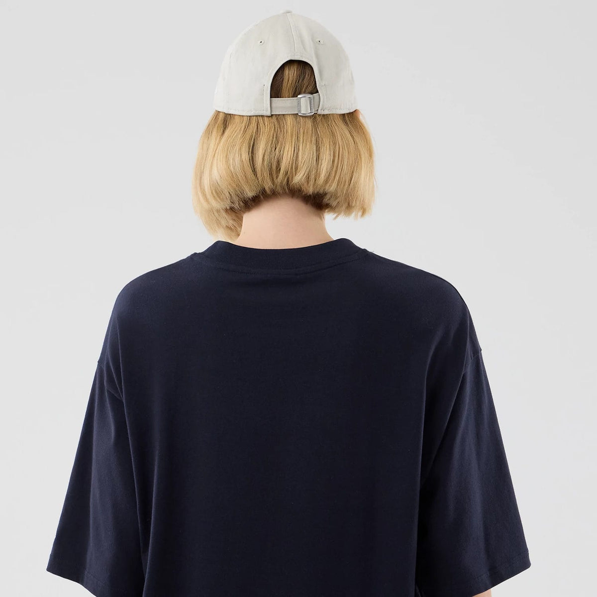 The model is wearing this MLB Arch Graphic New York Yankees Oversized T-Shirt in navy. 8