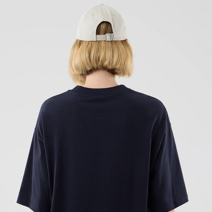 The model is wearing this MLB Arch Graphic New York Yankees Oversized T-Shirt in navy. 8