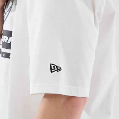The model is wearing this MLB Logo Graphic New York Yankees Oversized T-Shirt in white. 5