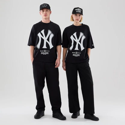 The model is wearing this MLB Graphic New York Yankees Boxy T-Shirt in black. 1