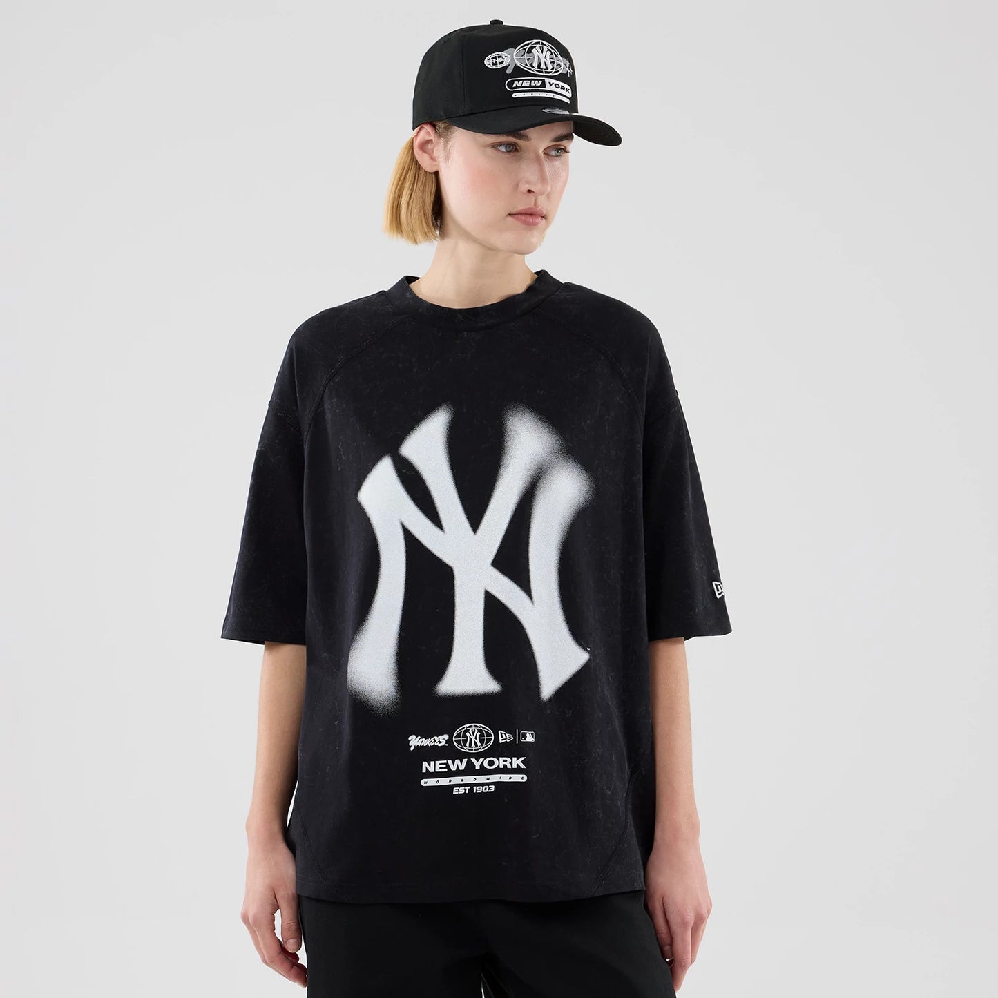 The model is wearing this MLB Graphic New York Yankees Boxy T-Shirt in black. 4