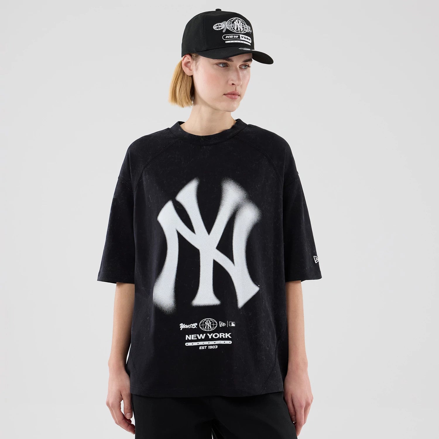 The model is wearing this MLB Graphic New York Yankees Boxy T-Shirt in black. 4