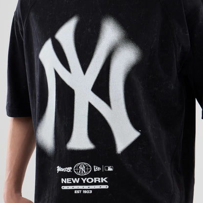 The model is wearing this MLB Graphic New York Yankees Boxy T-Shirt in black. 5