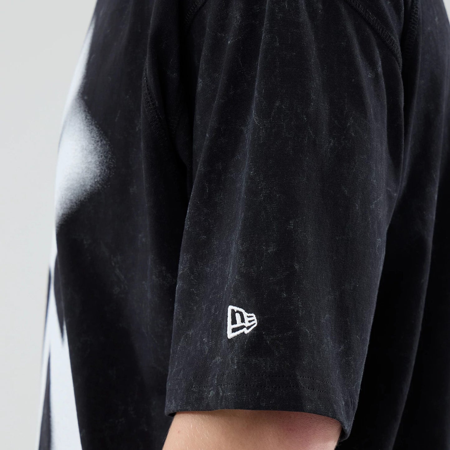 The model is wearing this MLB Graphic New York Yankees Boxy T-Shirt in black. 7
