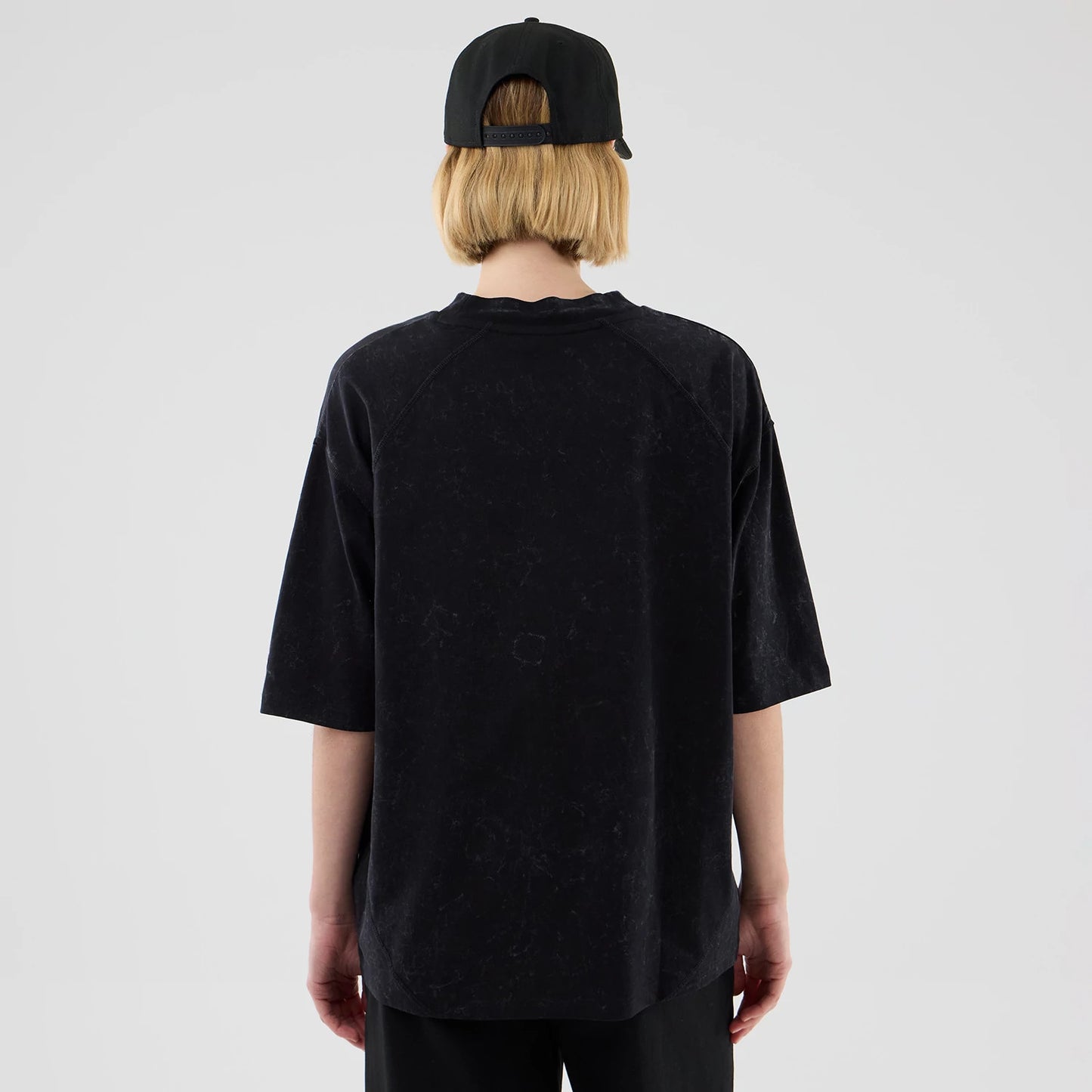 The model is wearing this MLB Graphic New York Yankees Boxy T-Shirt in black. 8