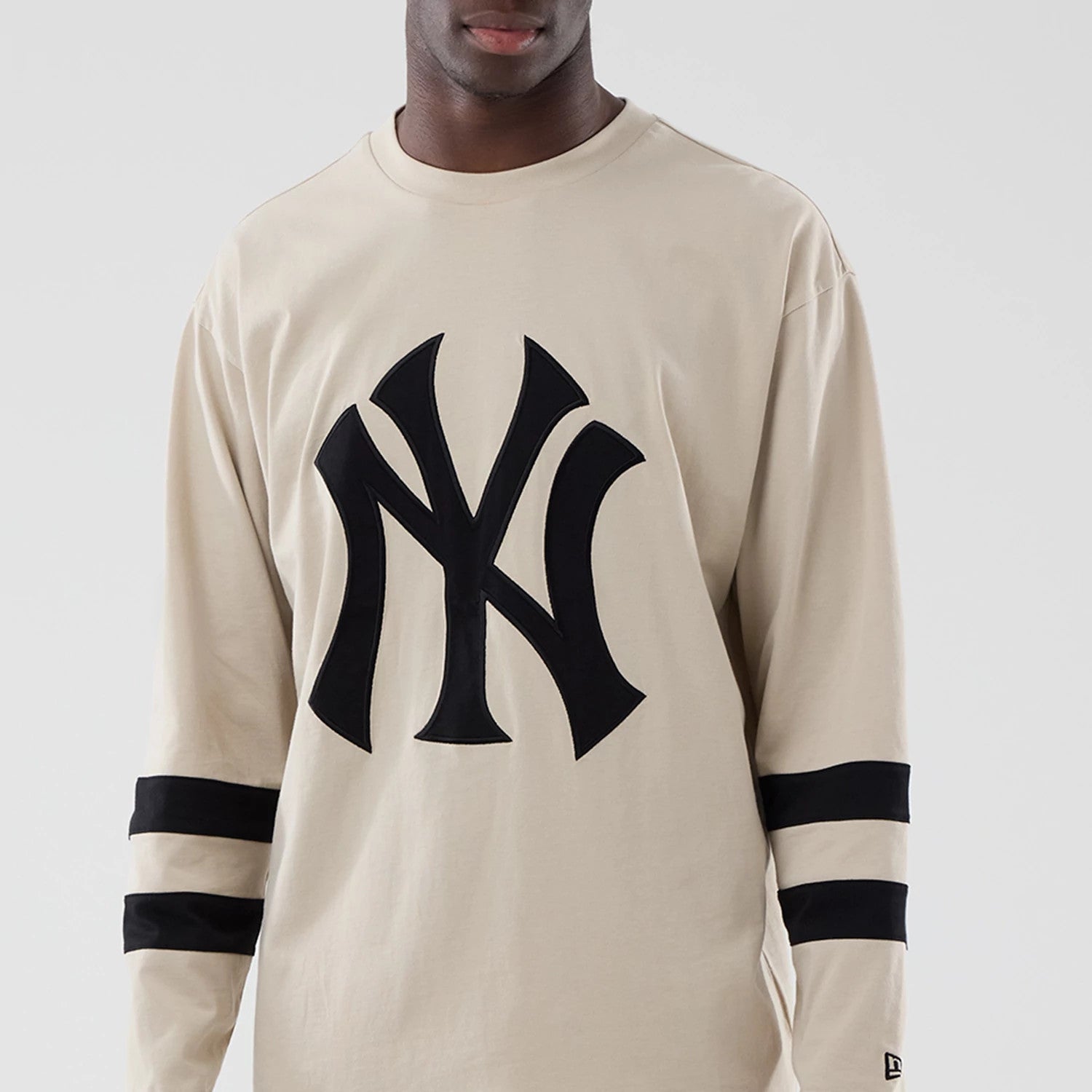 The model is wearing this MLB New York Yankees Oversized Long Sleeve T-Shirt in light beige. 3