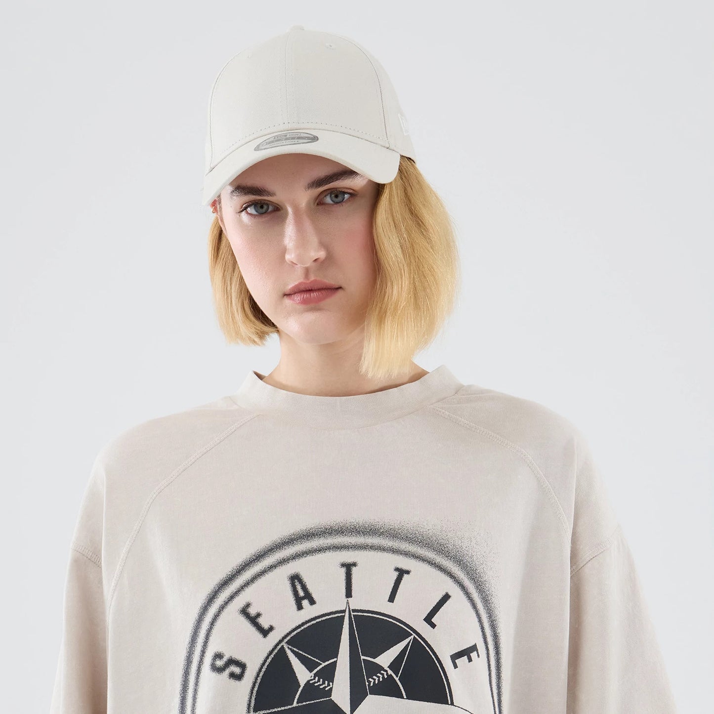 The model is wearing this MLB Graphic Seattle Mariners Boxy T-Shirt in cream. 6