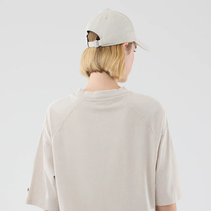 The model is wearing this MLB Graphic Seattle Mariners Boxy T-Shirt in cream. 8