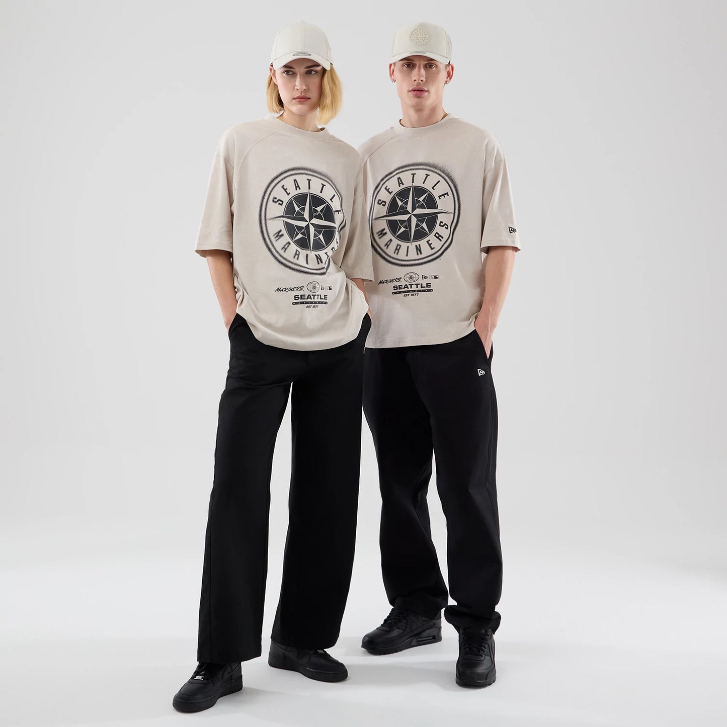 The model is wearing this MLB Graphic Seattle Mariners Boxy T-Shirt in cream. 1