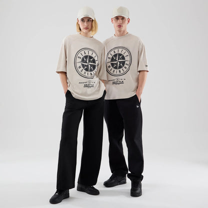 The model is wearing this MLB Graphic Seattle Mariners Boxy T-Shirt in cream. 1