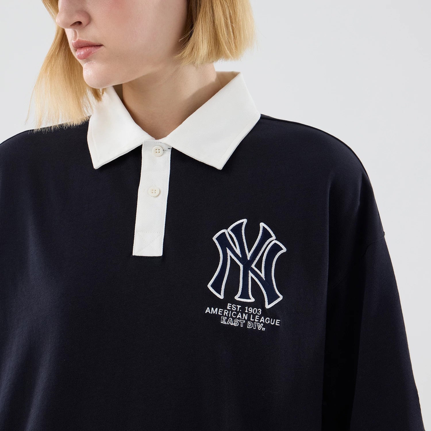 The model is wearing this MLB New York Yankees Polo T-Shirt in navy. 6
